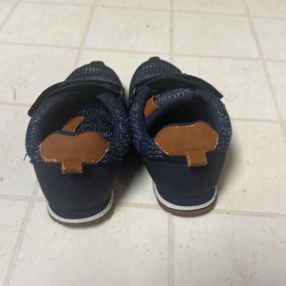 Size 6 toddler Carter’s sneakers. - Picture 3 of 5